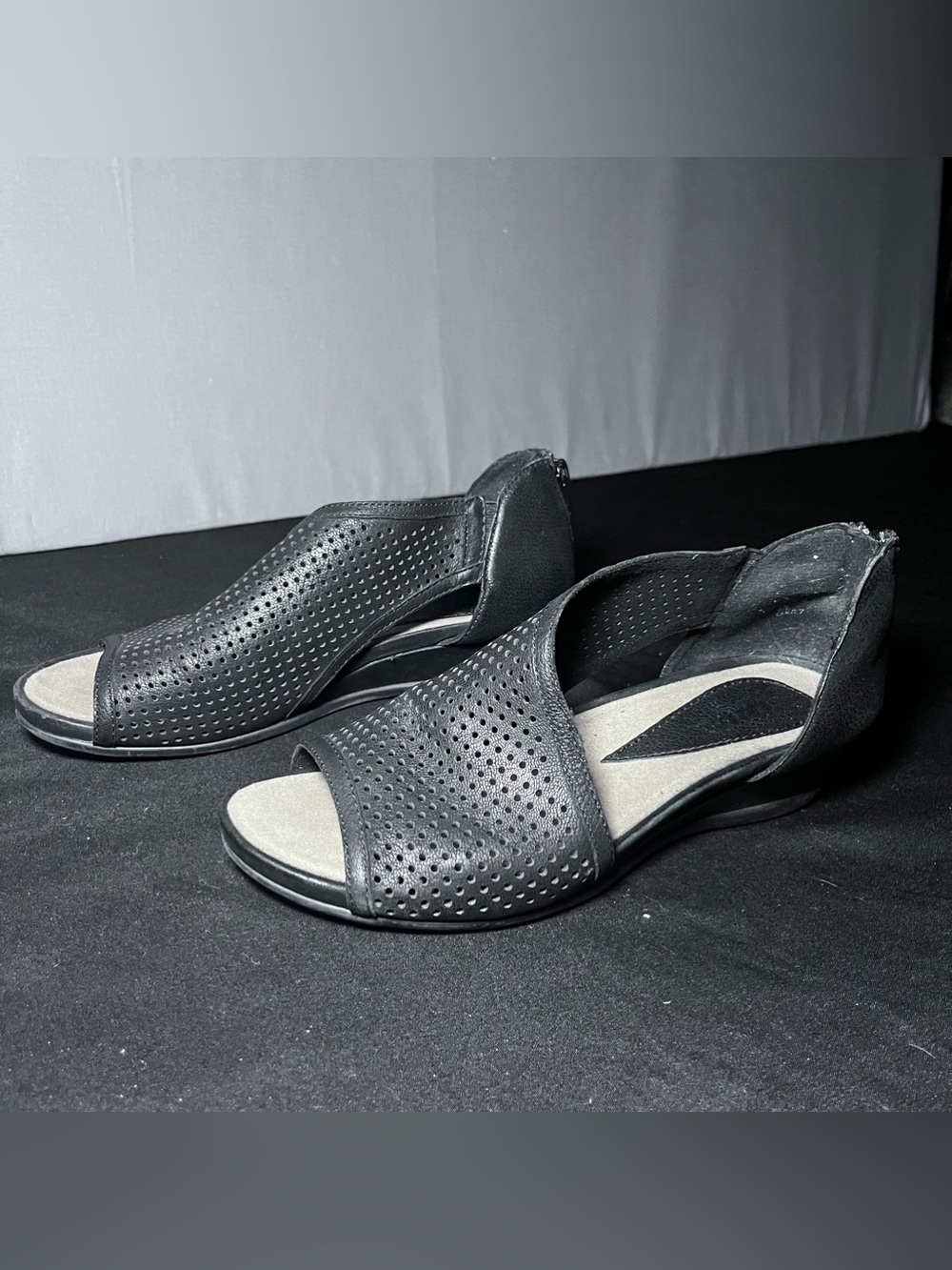 Earth Venus Wedge Sandals Size 8